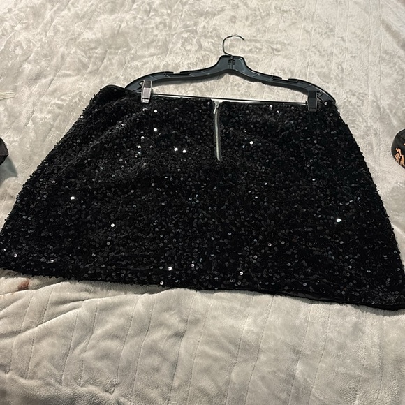 Chic Black Sequin Mini Skirt - Picture 2 of 3